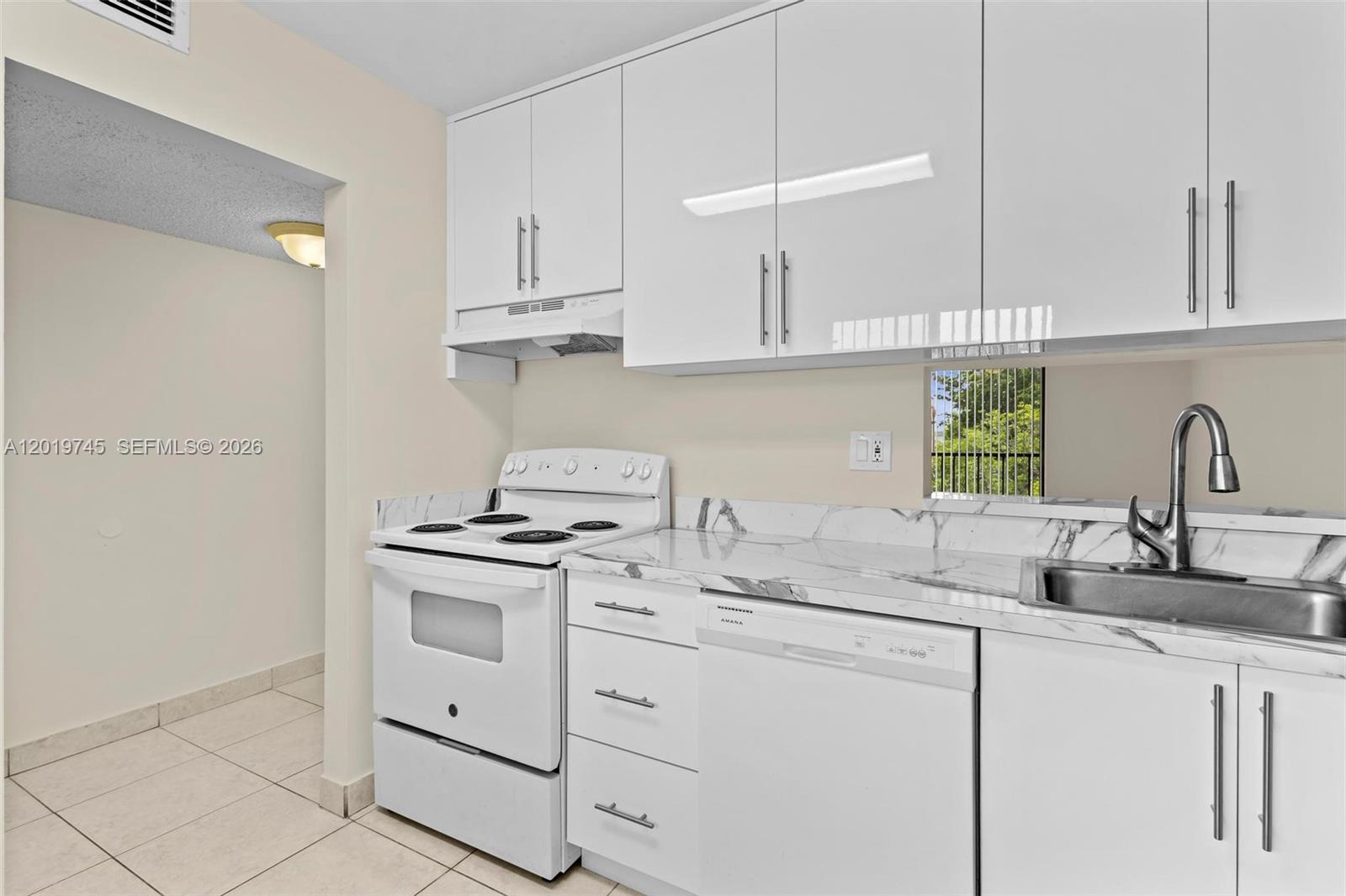 HORIZONS WEST CONDO #5 - Residential