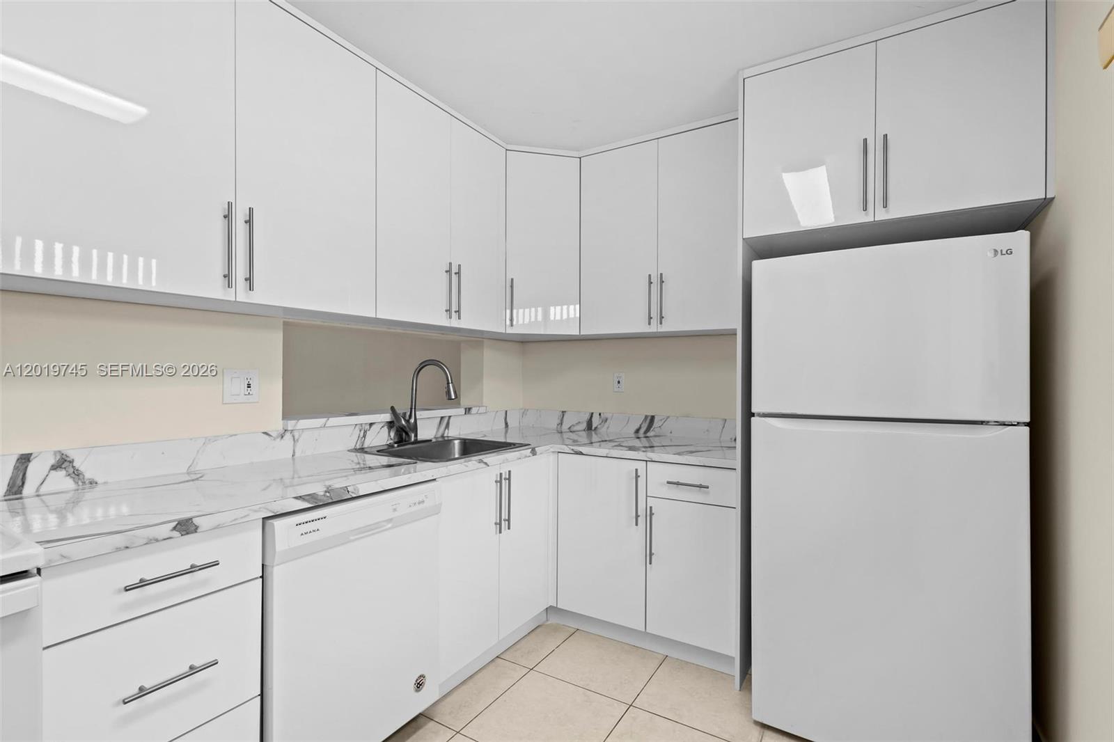 HORIZONS WEST CONDO #5 - Residential
