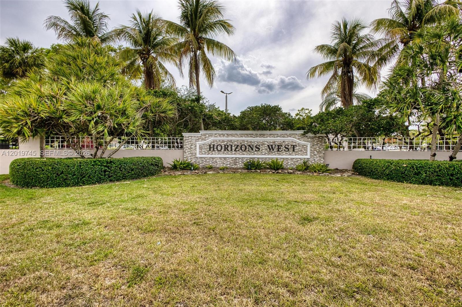 HORIZONS WEST CONDO #5 - Residential