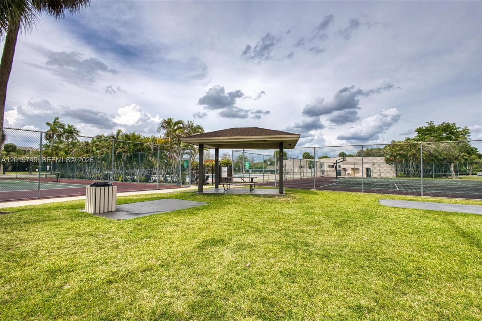 HORIZONS WEST CONDO #5 - Residential
