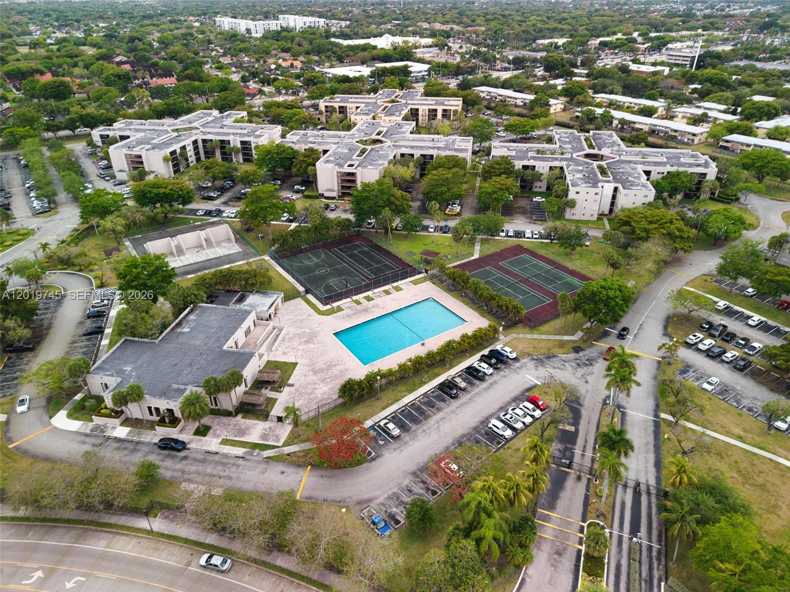 HORIZONS WEST CONDO #5 - Residential
