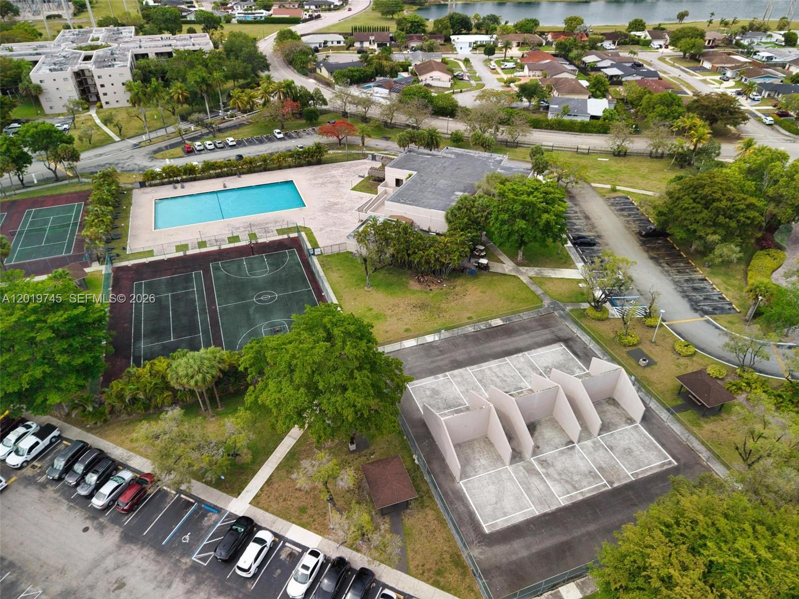 HORIZONS WEST CONDO #5 - Residential