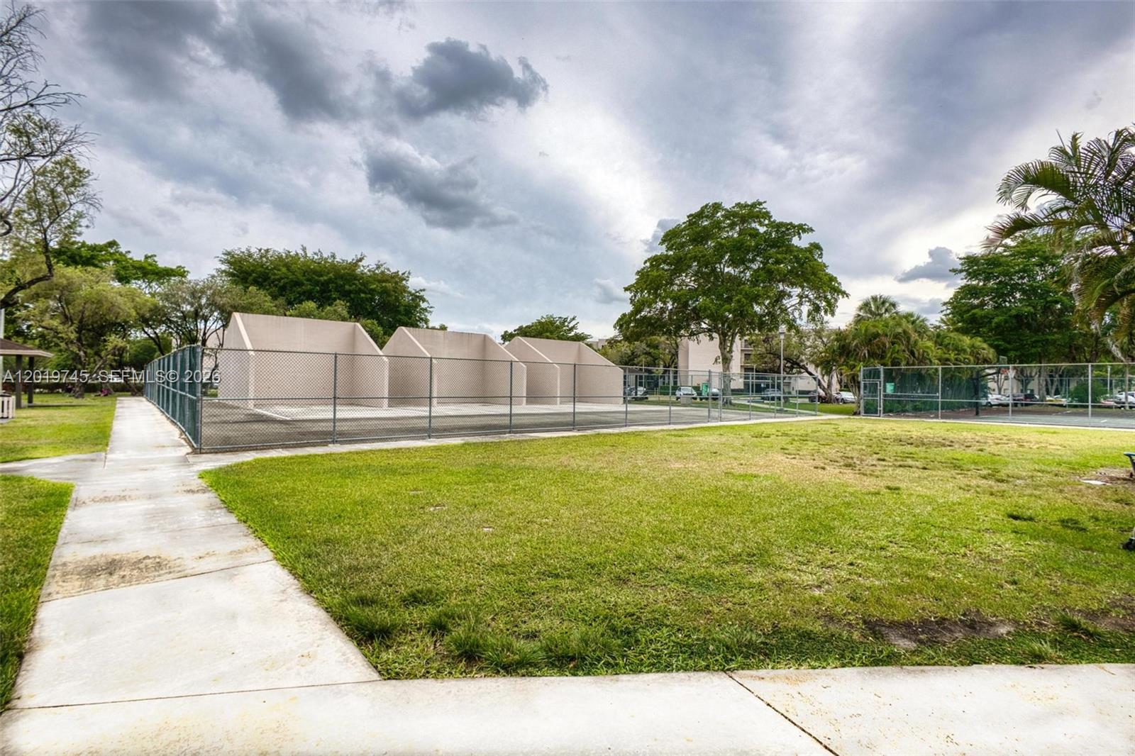 HORIZONS WEST CONDO #5 - Residential