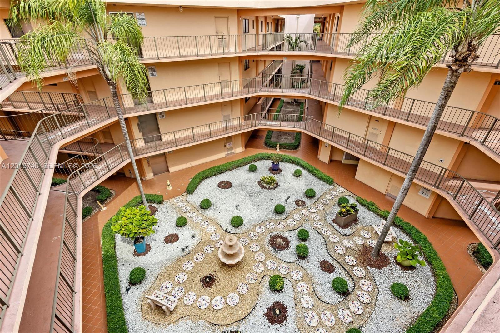 HORIZONS WEST CONDO #5 - Residential