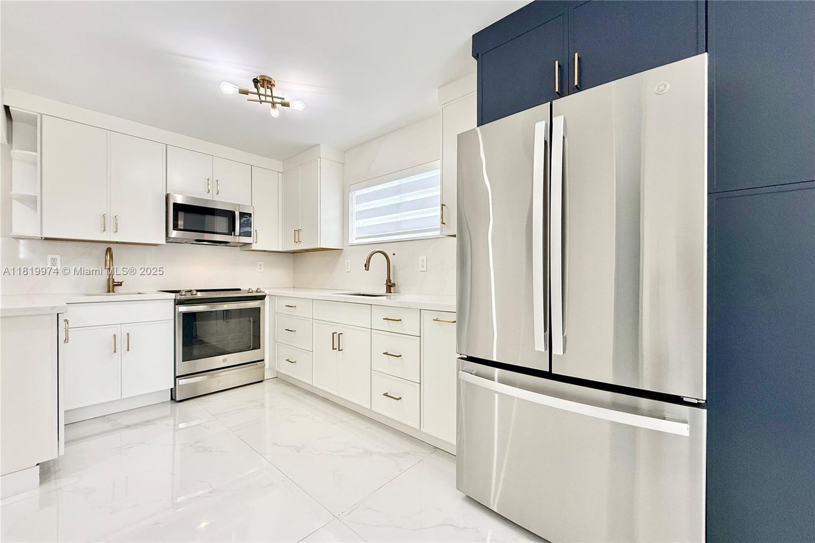4122 Collins Ave 3B