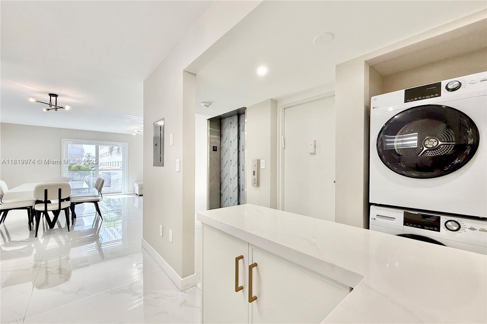 4122 Collins Ave 3B