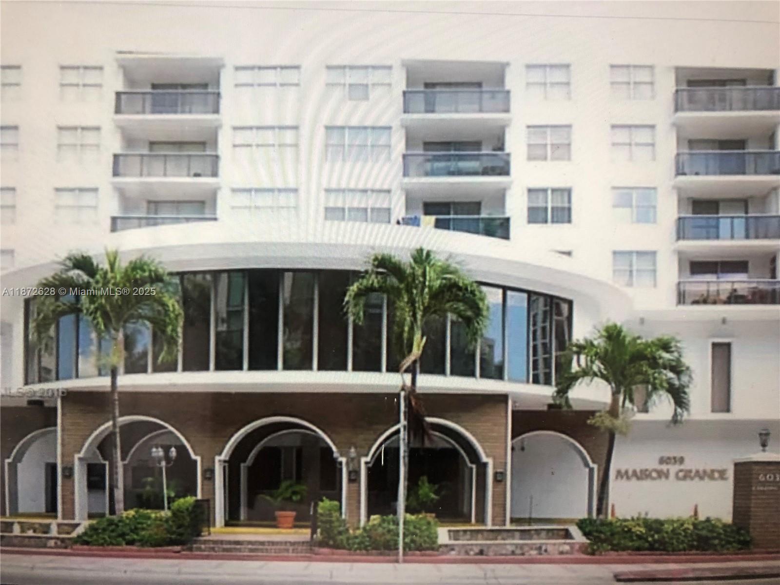 6039 Collins Ave 829