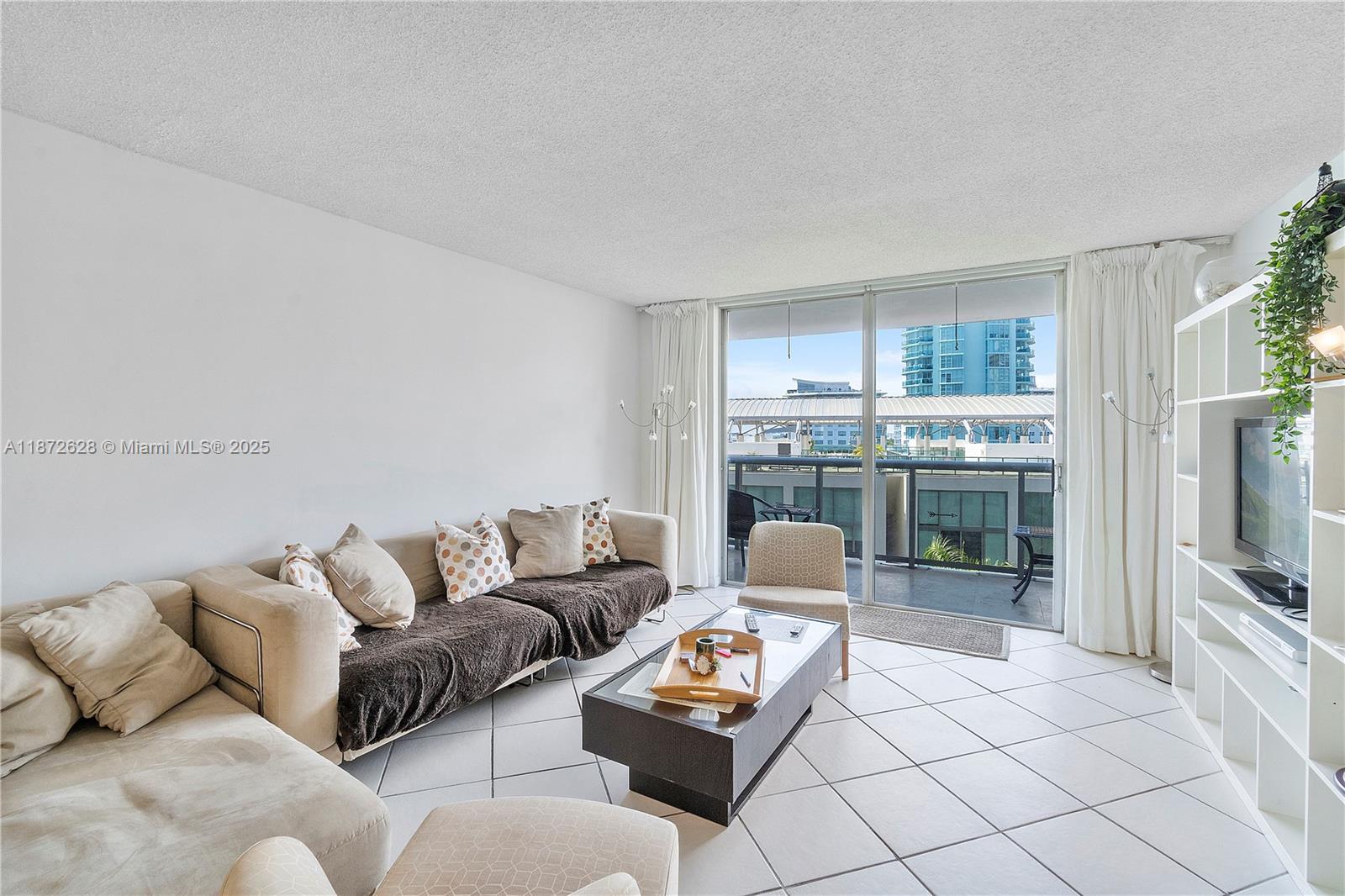 6039 Collins Ave 829