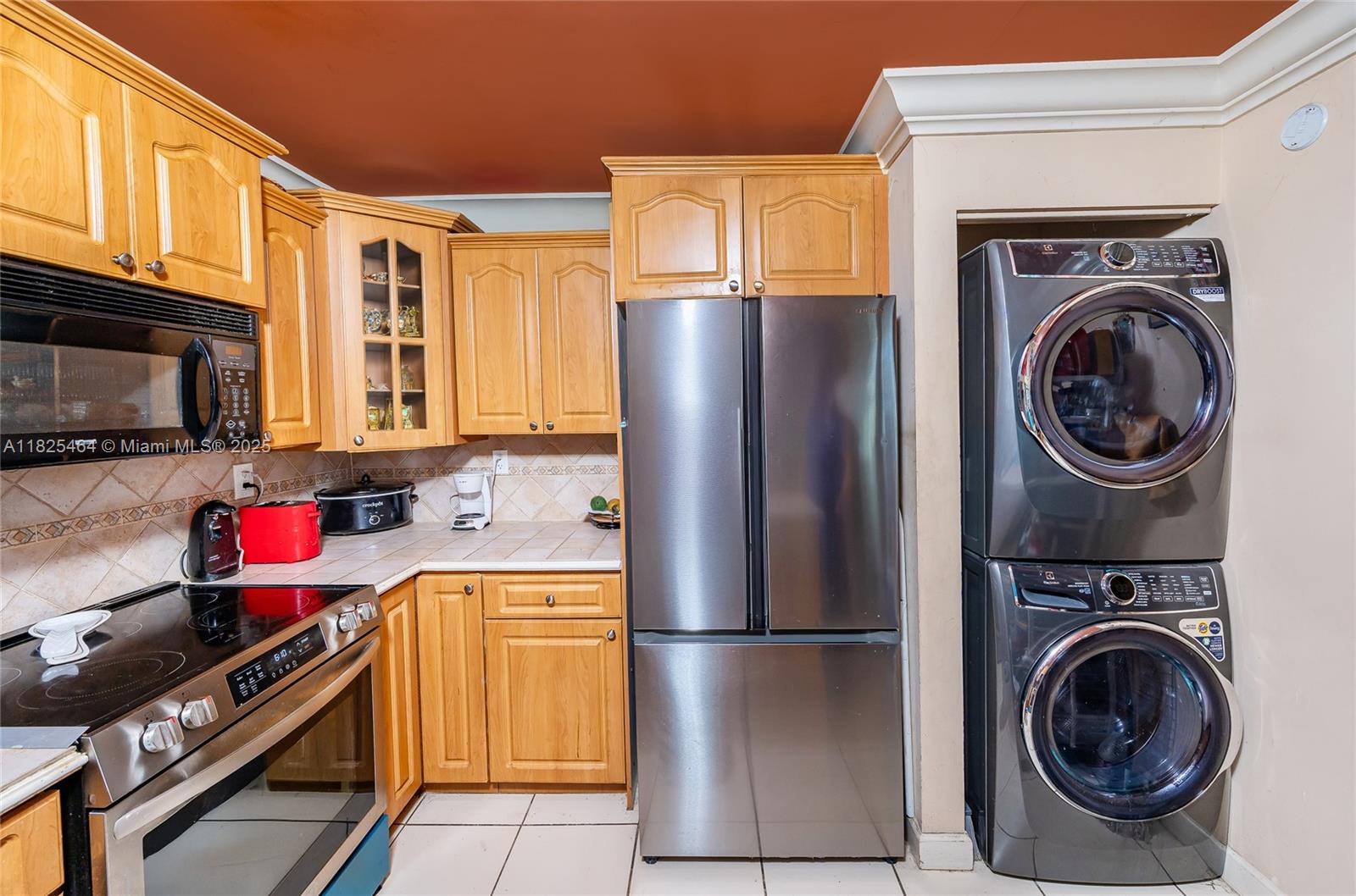 10010 NW 9th St Cir 203, Miami, FL, 33172/$375,000 2 10010 NW 9th St Cir 203