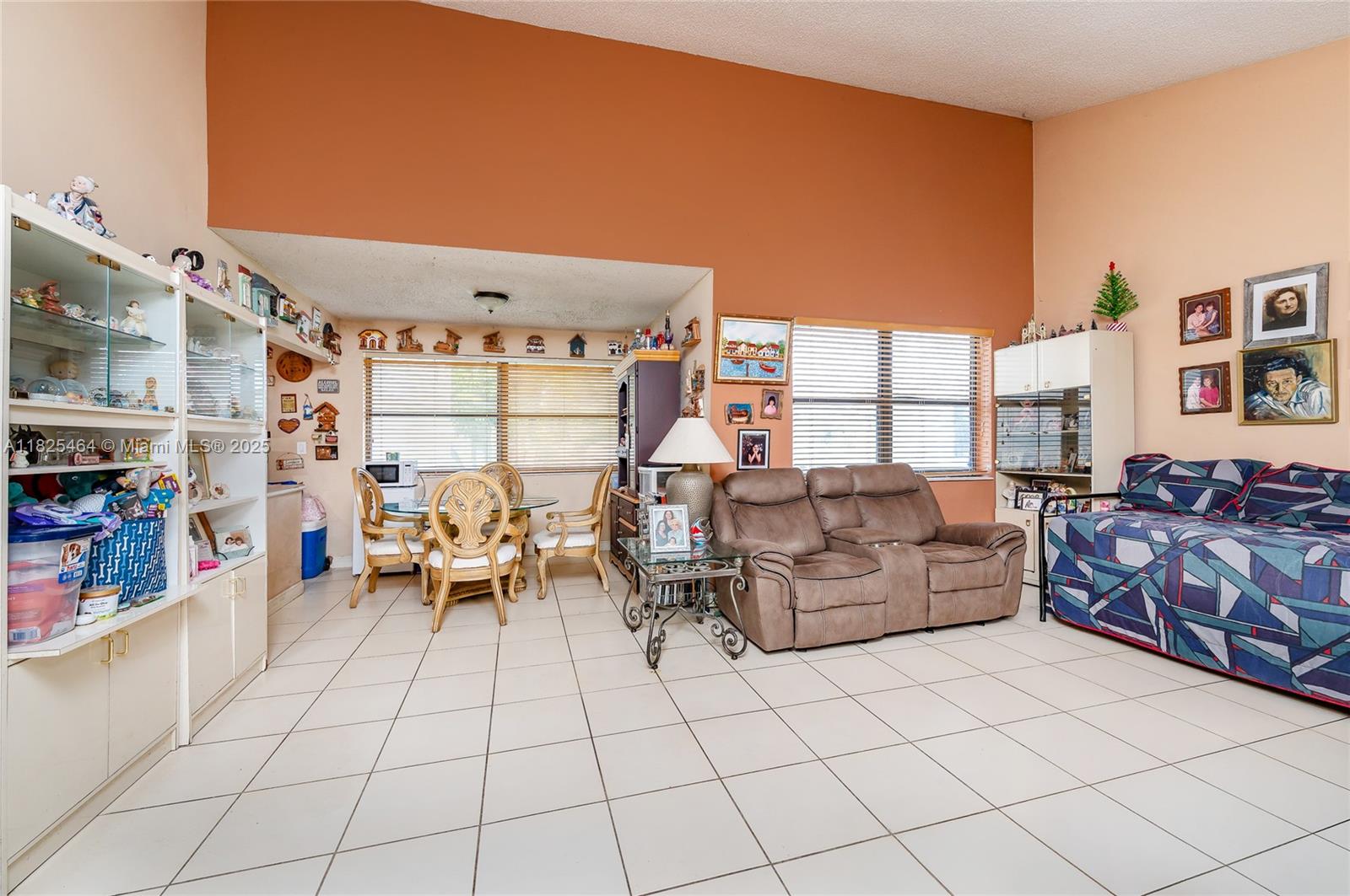 10010 NW 9th St Cir 203, Miami, FL, 33172/$375,000 4 10010 NW 9th St Cir 203