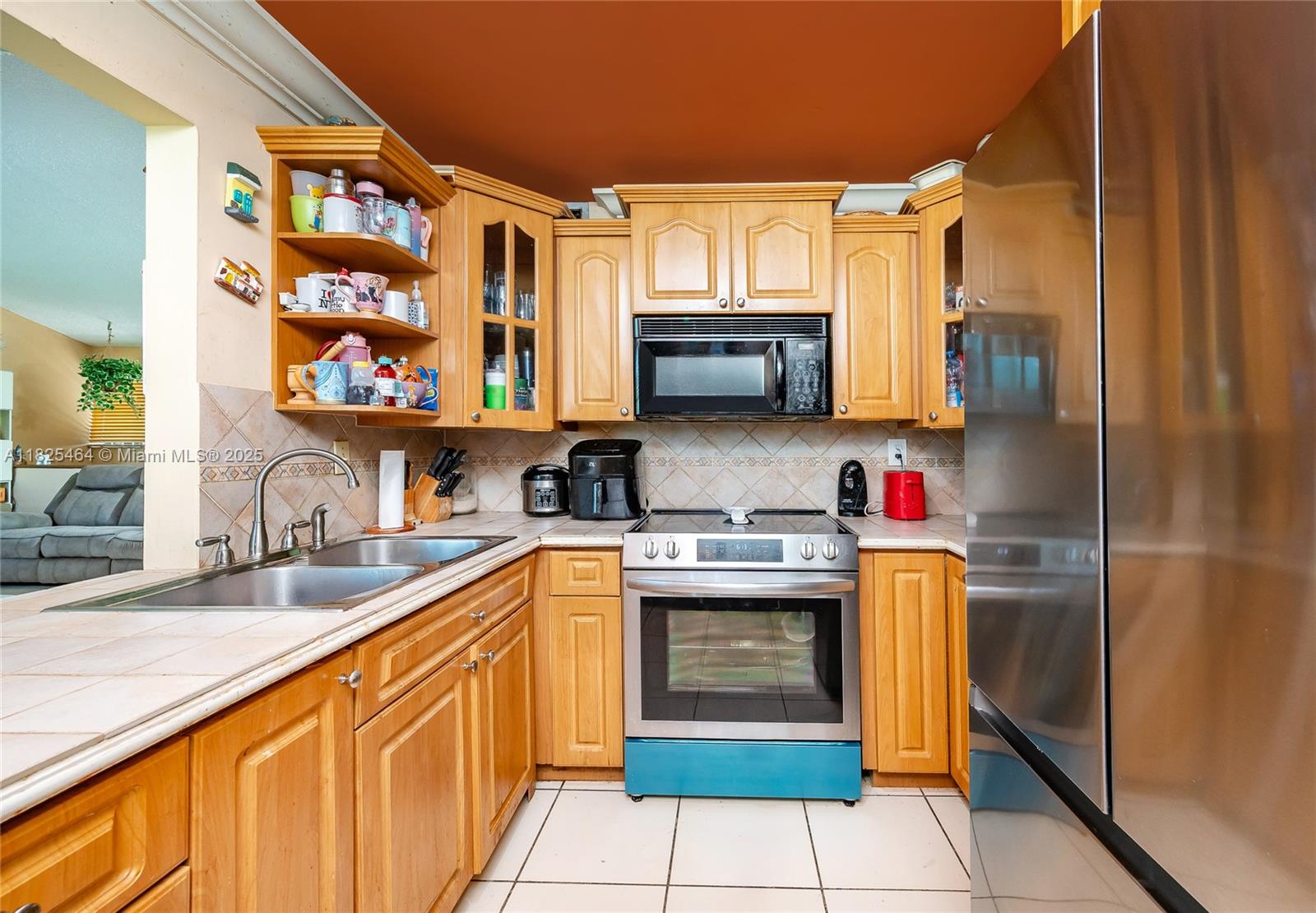 10010 NW 9th St Cir 203, Miami, FL, 33172/$375,000 1 10010 NW 9th St Cir 203