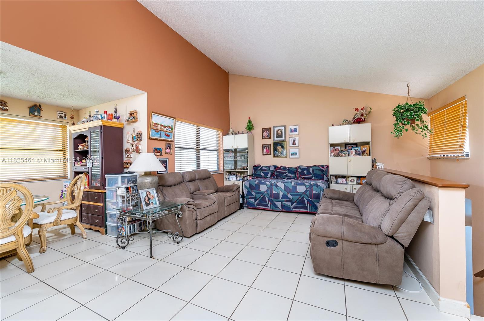 10010 NW 9th St Cir 203, Miami, FL, 33172/$375,000 3 10010 NW 9th St Cir 203