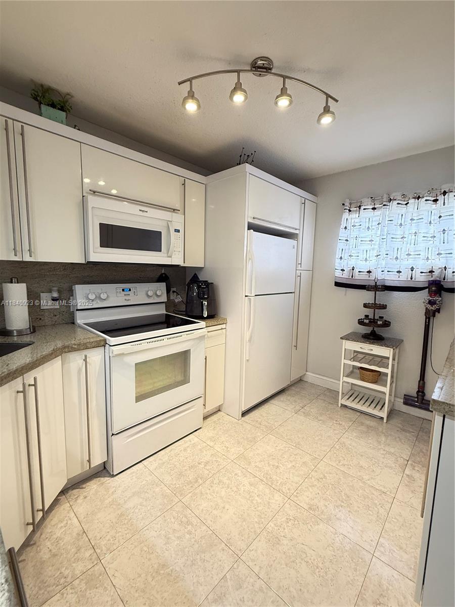 11 Olive Dr E