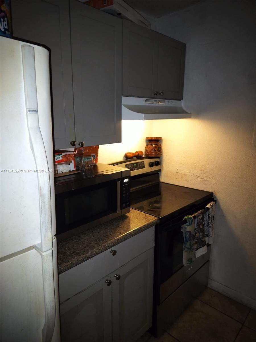 LAKESIDE CONDO AT LAUDERD - Residential