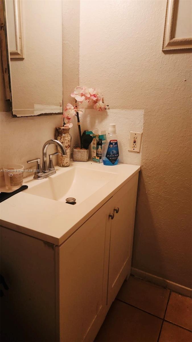 LAKESIDE CONDO AT LAUDERD - Residential