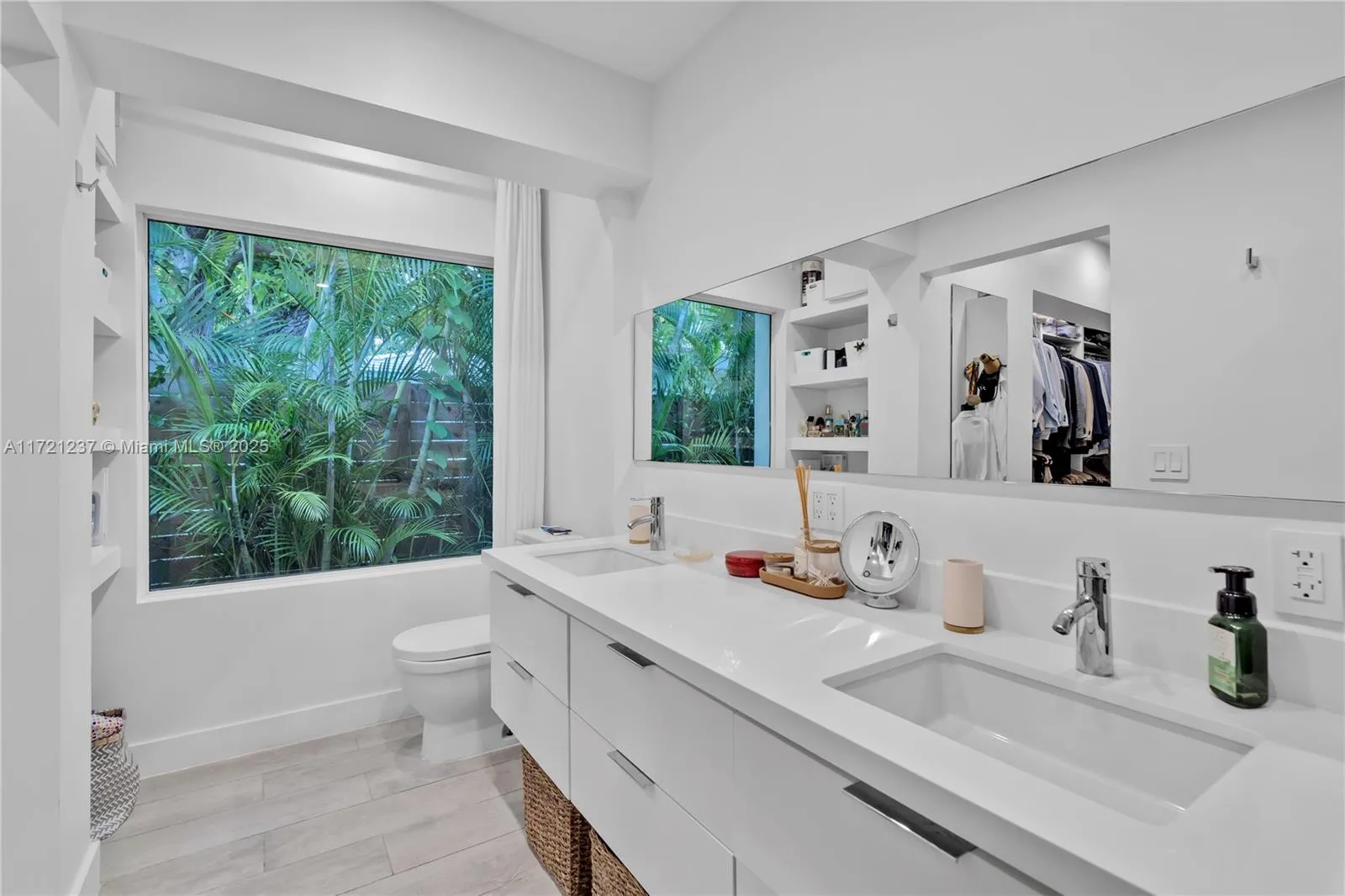 Miami, Florida 33129, United States, 4 Bedrooms Bedrooms, ,4 BathroomsBathrooms,Residential,Pending,20677