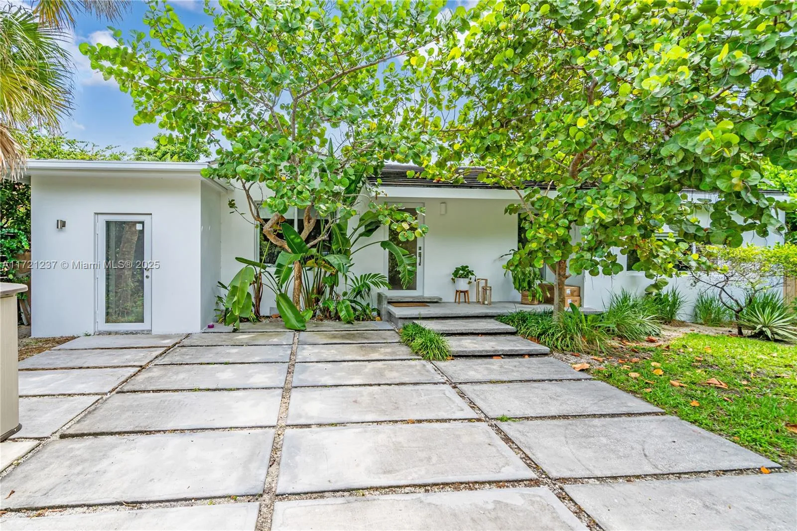 Miami, Florida 33129, United States, 4 Bedrooms Bedrooms, ,4 BathroomsBathrooms,Residential,Pending,20677