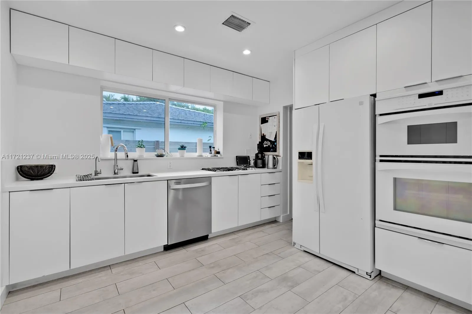 Miami, Florida 33129, United States, 4 Bedrooms Bedrooms, ,4 BathroomsBathrooms,Residential,Pending,20677