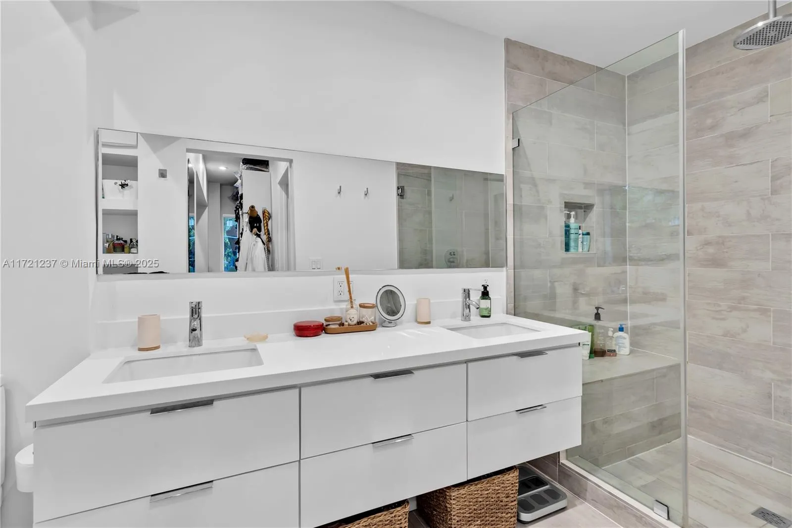 Miami, Florida 33129, United States, 4 Bedrooms Bedrooms, ,4 BathroomsBathrooms,Residential,Pending,20677