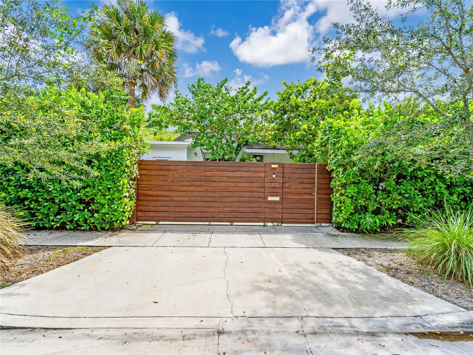 Miami, Florida 33129, United States, 4 Bedrooms Bedrooms, ,4 BathroomsBathrooms,Residential,Pending,20677