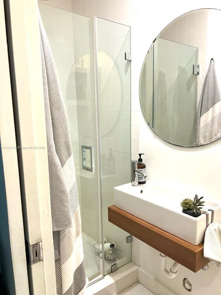 Miami, Florida 33129, United States, 4 Bedrooms Bedrooms, ,4 BathroomsBathrooms,Residential,Pending,20677