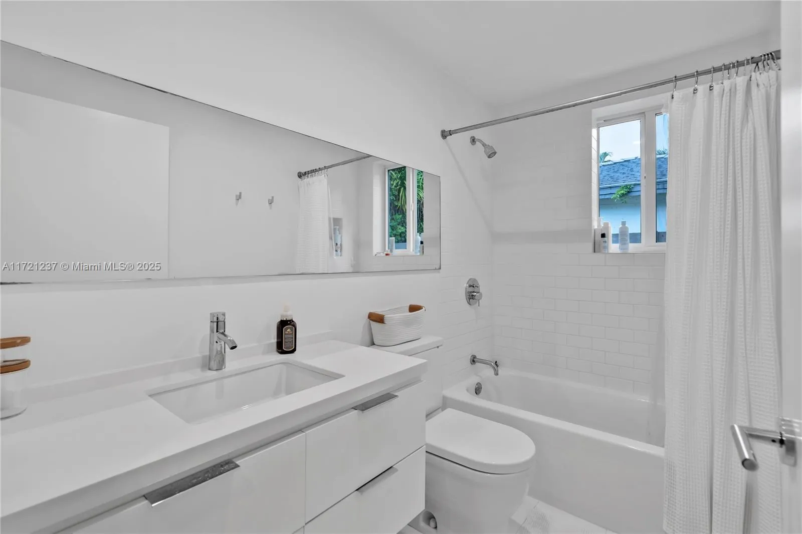 Miami, Florida 33129, United States, 4 Bedrooms Bedrooms, ,4 BathroomsBathrooms,Residential,Pending,20677