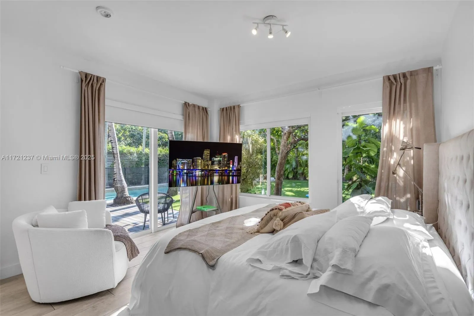 Miami, Florida 33129, United States, 4 Bedrooms Bedrooms, ,4 BathroomsBathrooms,Residential,Pending,20677