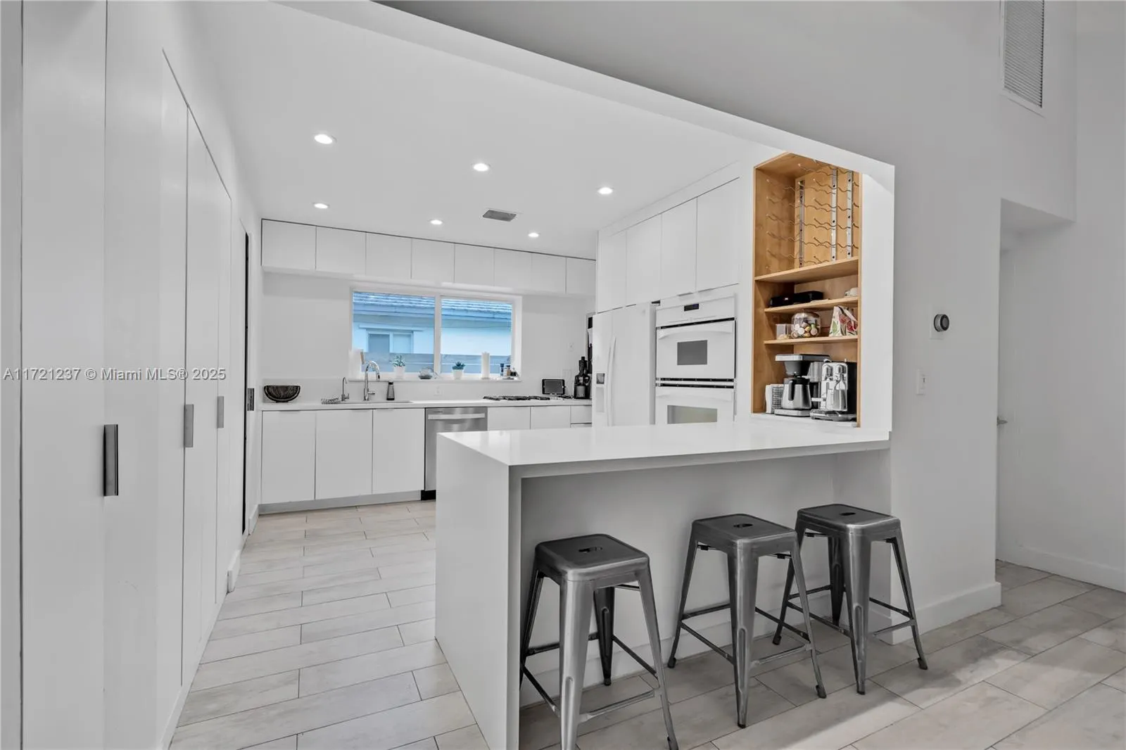 Miami, Florida 33129, United States, 4 Bedrooms Bedrooms, ,4 BathroomsBathrooms,Residential,Pending,20677