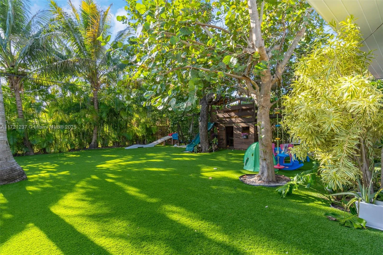 Miami, Florida 33129, United States, 4 Bedrooms Bedrooms, ,4 BathroomsBathrooms,Residential,Pending,20677