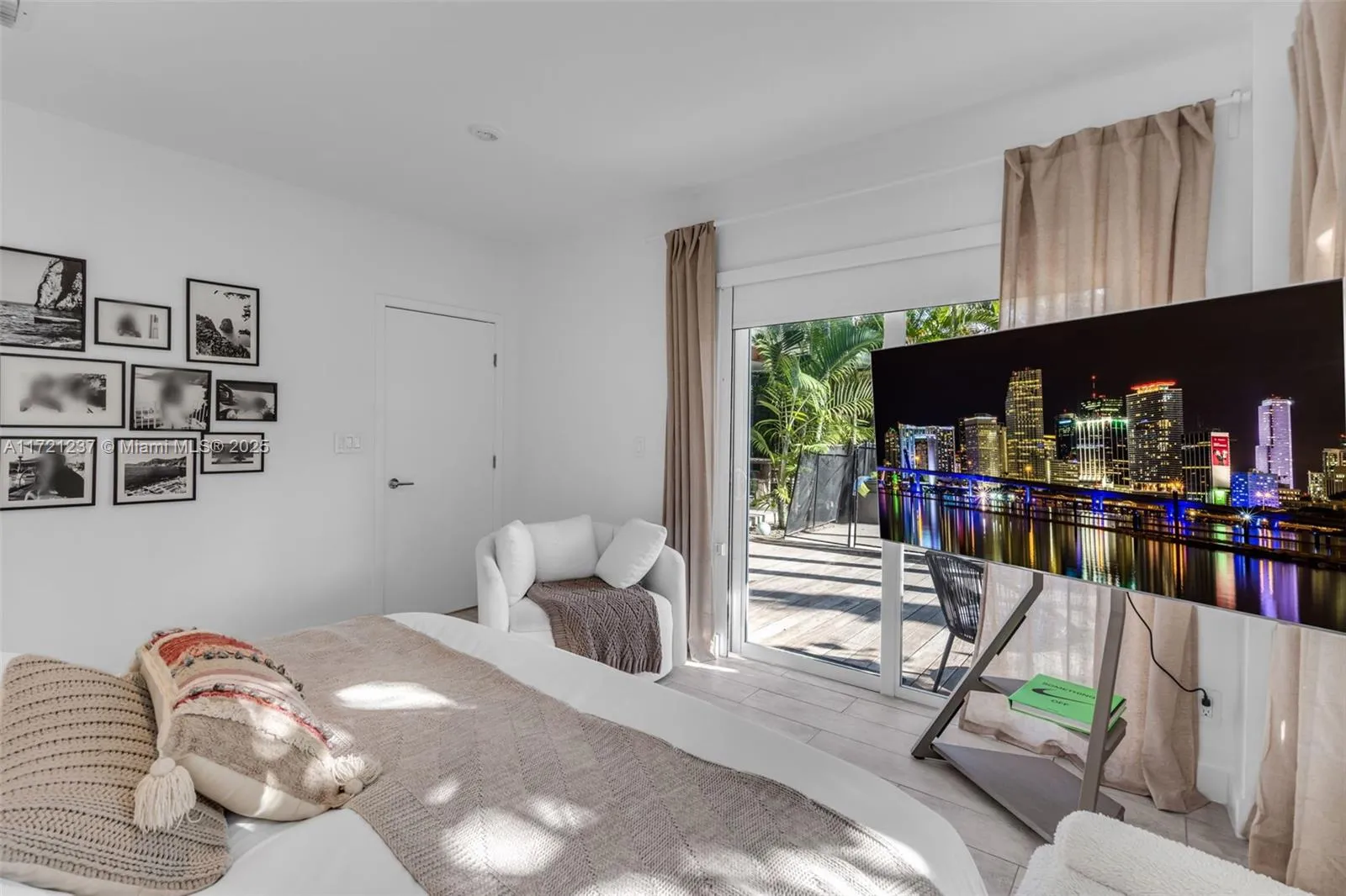 Miami, Florida 33129, United States, 4 Bedrooms Bedrooms, ,4 BathroomsBathrooms,Residential,Pending,20677