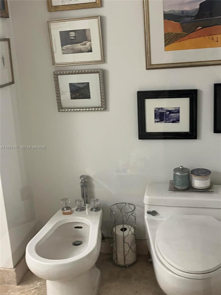 TOWERS OF QUAYSIDE CONDO - Residential