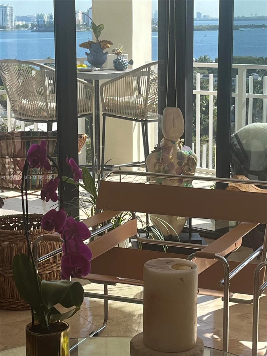 TOWERS OF QUAYSIDE CONDO - Residential