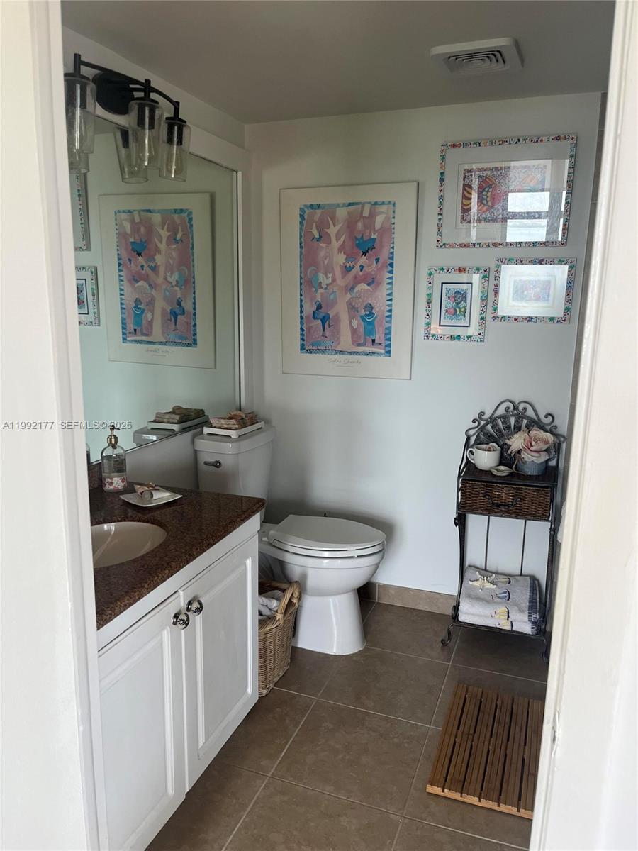 TOWERS OF QUAYSIDE CONDO - Residential