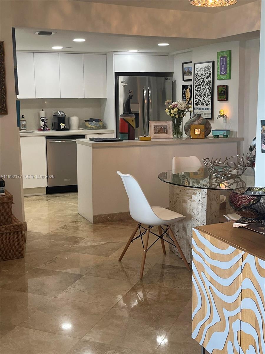 TOWERS OF QUAYSIDE CONDO - Residential