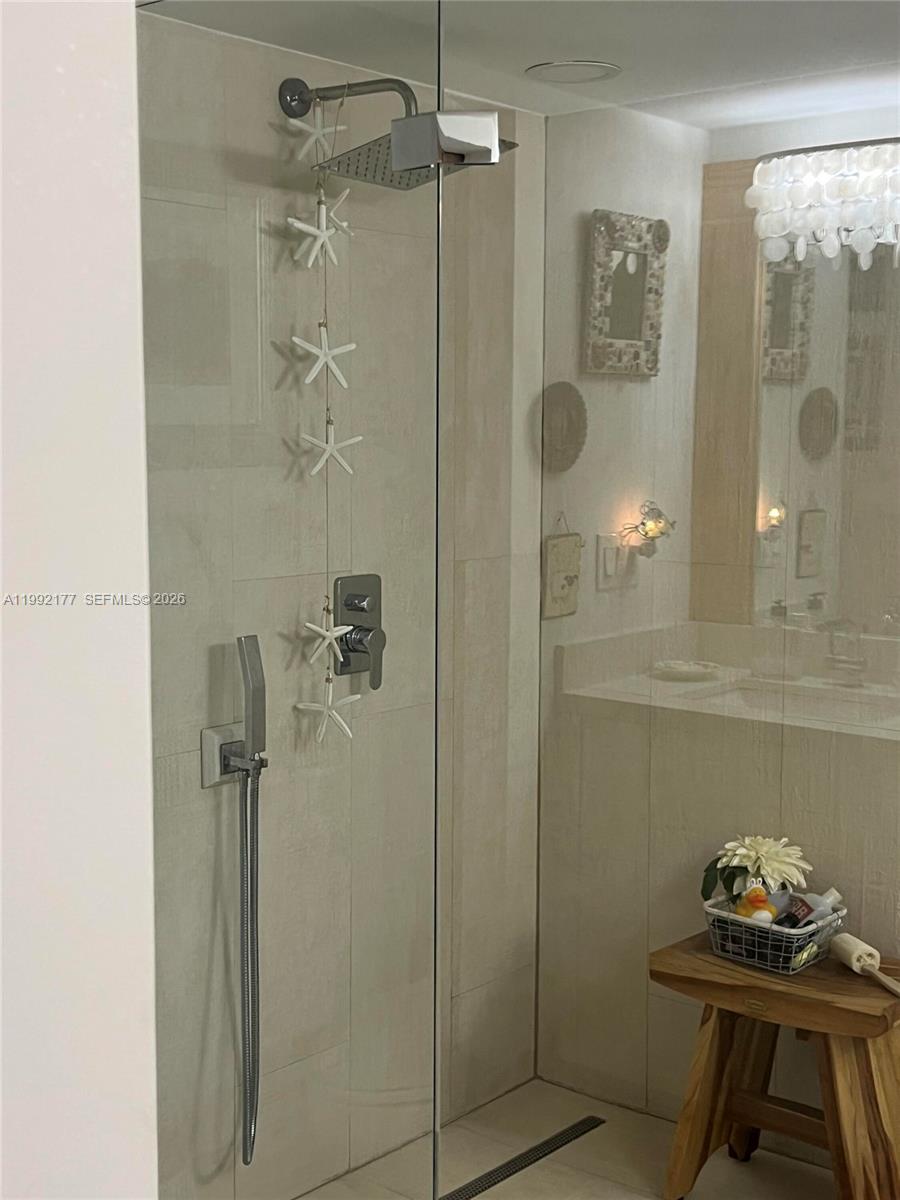 TOWERS OF QUAYSIDE CONDO - Residential