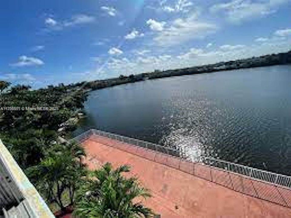 SOMMERSET CONDOMINIUMS - Residential