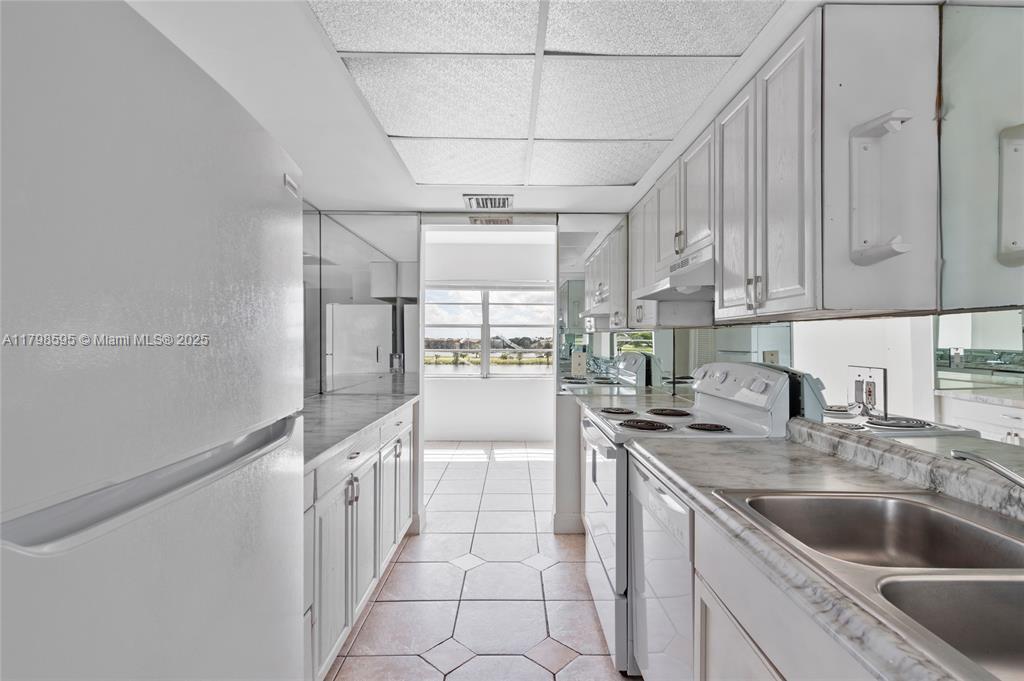 SOMMERSET CONDOMINIUMS - Residential