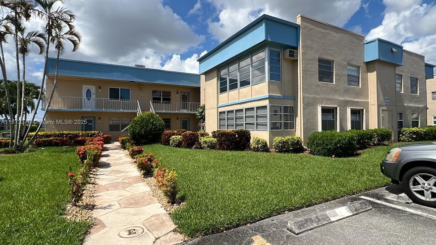Beautifully Renovated and fully furnished 2/2 condo on the 1st floor, KINGS POINT BURGUNDY COND. Motivated Seller. Features updated kitchen and bathrooms, brand new appliances, washer/dryer, storm shutters, and a smart fan in the living room. Just a short walk to the community pool. Low monthly fees compared to other sections of Kings Point. Enjoy the vibrant lifestyle with access to 5 clubhouses, heated indoor/outdoor pools, theatre, gyms, event rooms, games rooms, golf course, restaurant, beauty salon, billiards, and more. A one-time $1,800 recreational fee, the seller's includes the 3 TVs as a gift to the buyer. 
Don’t miss out on this exceptional opportunity!