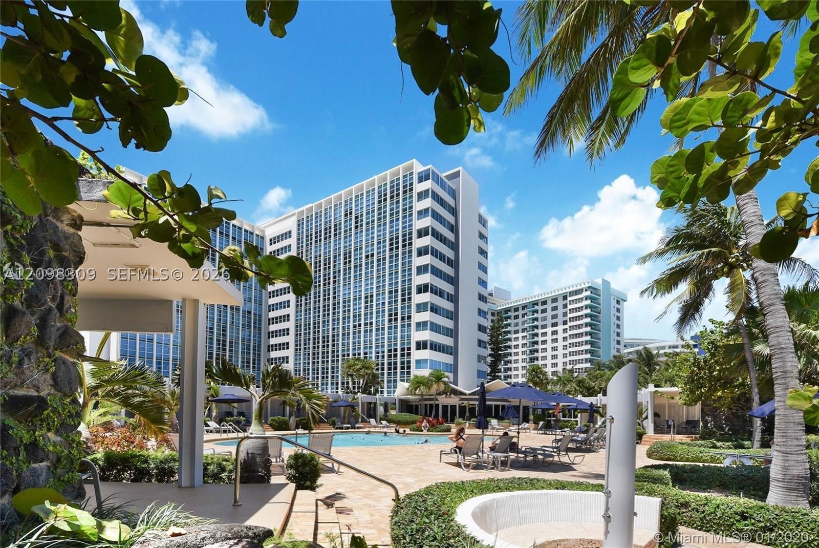 5055 Collins Ave CAB16