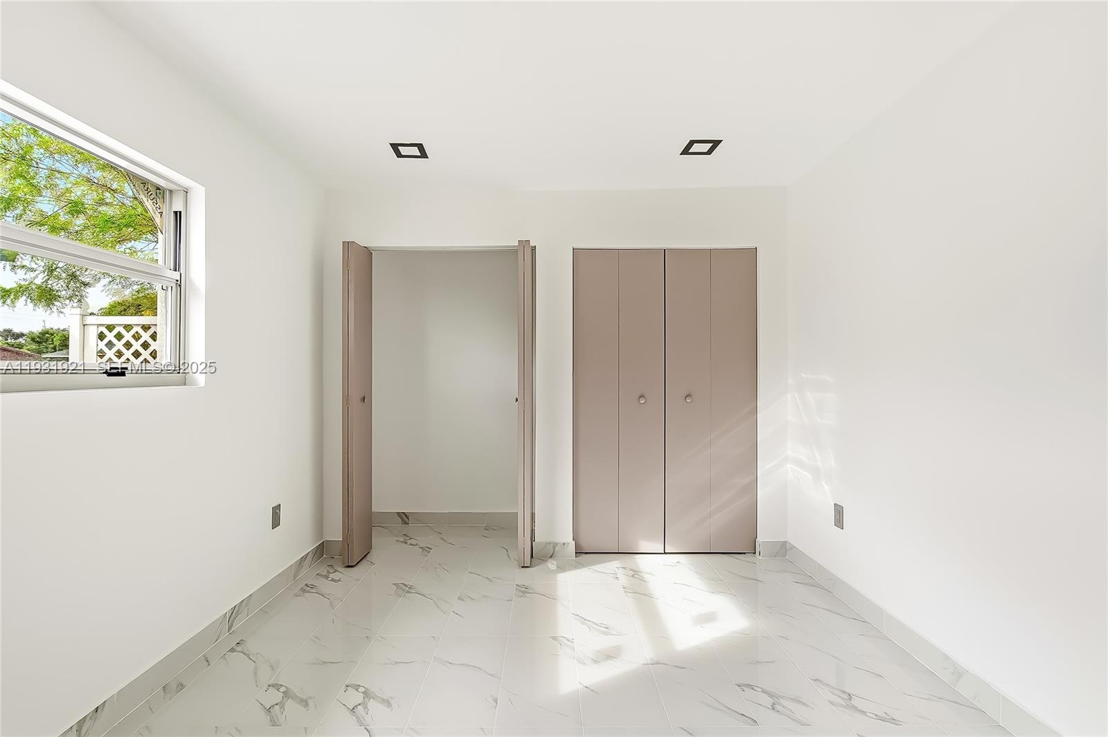 LAKESIDE ESTATES NO 2 - Residential