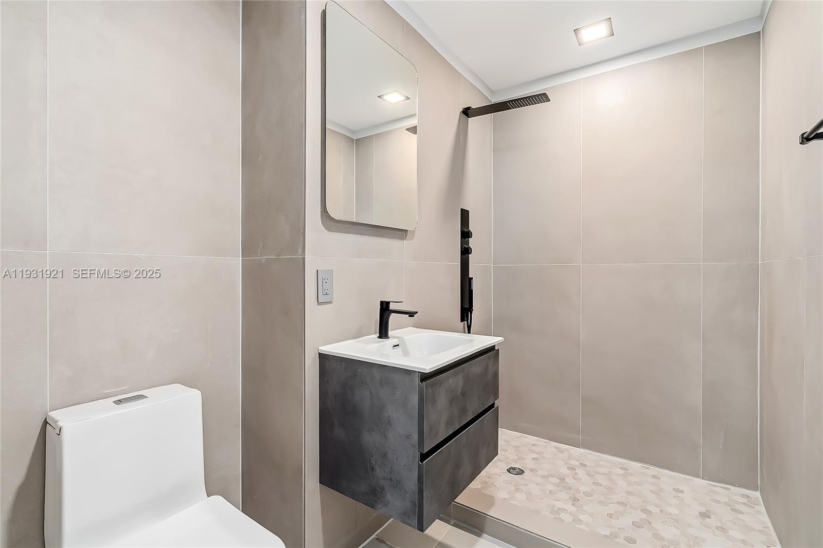 LAKESIDE ESTATES NO 2 - Residential