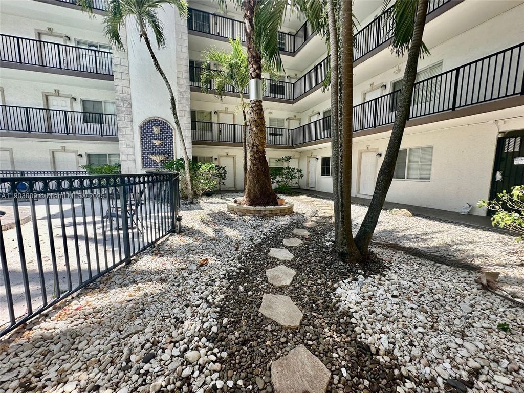 Photo of 924 SE 2nd St #9, Fort Lauderdale, FL 33301 (MLS # A11903009)