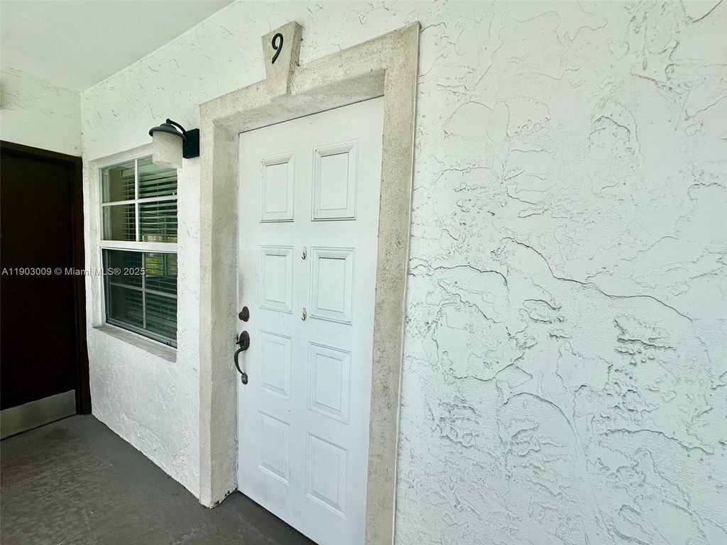 Photo of 924 SE 2nd St #9, Fort Lauderdale, FL 33301 (MLS # A11903009)