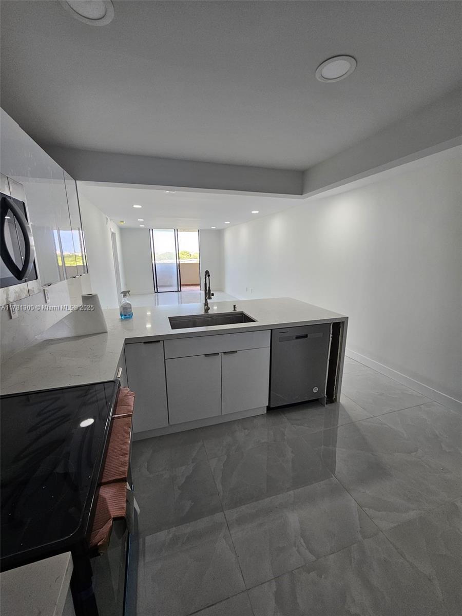 7125 Bay Dr 506