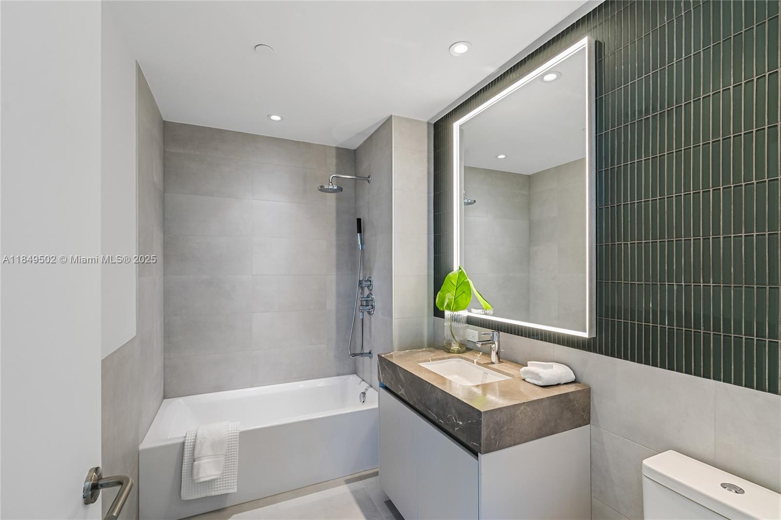 MIAMI BEACH - Residential