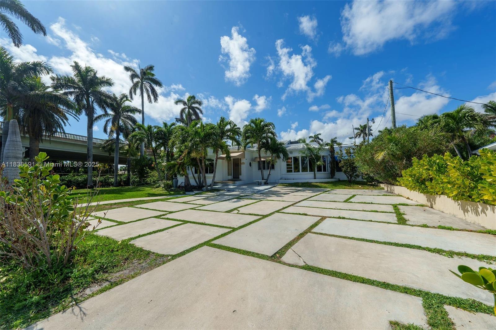 HOLLYWOOD LAKES SECTION - Residential