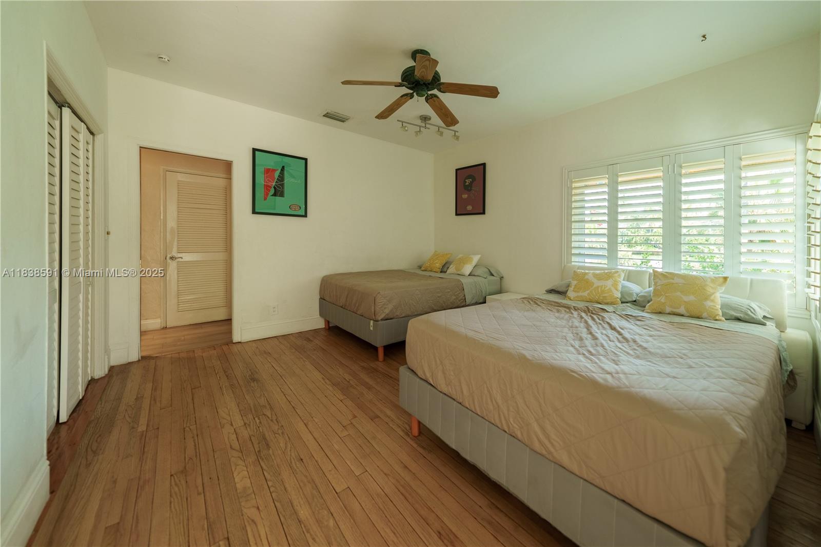 HOLLYWOOD LAKES SECTION - Residential