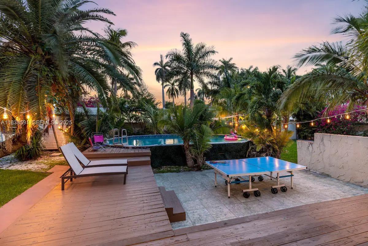 HOLLYWOOD LAKES SECTION - Residential