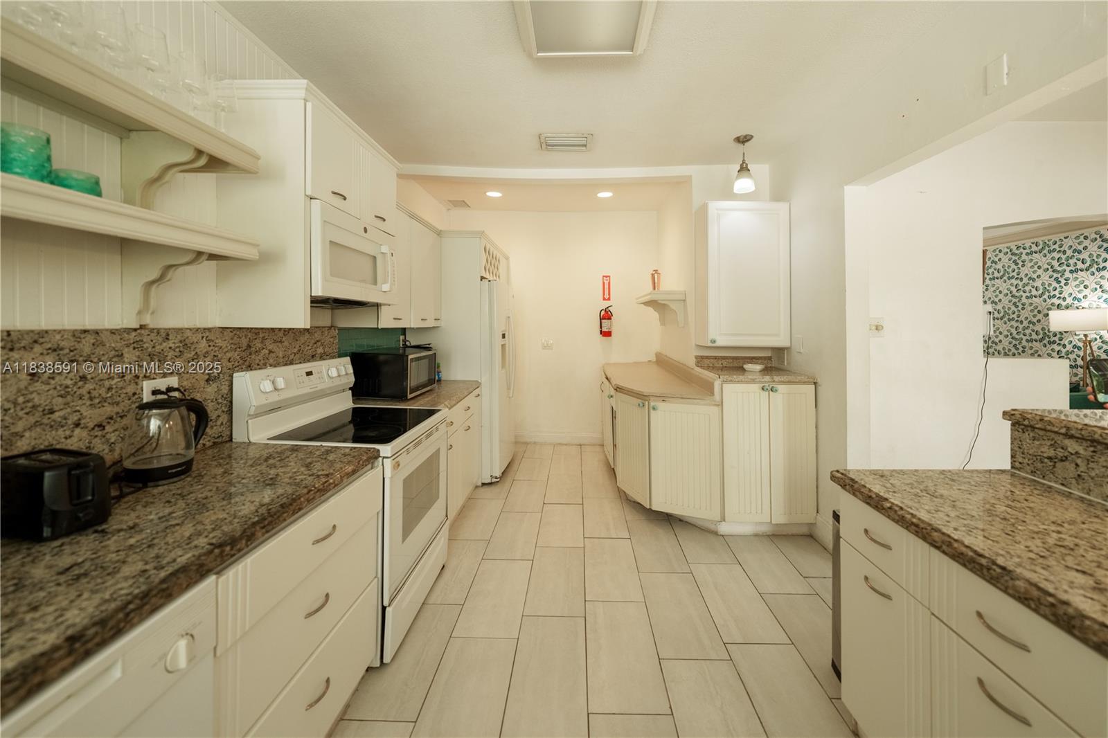 HOLLYWOOD LAKES SECTION - Residential