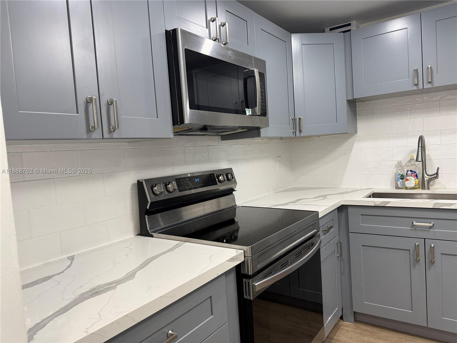 4301 Collins Ave 208
